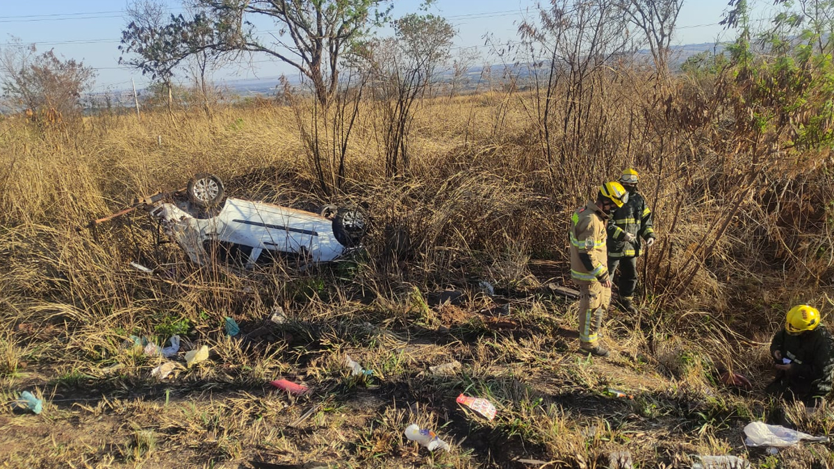 Carro atinge ponto na BR-070 em Ceilândia sentido Águas Lindas e deixa 2 mortos