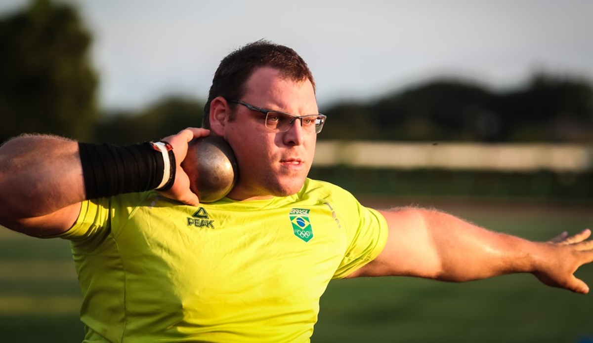 Darlan Romani durante arremesso de peso