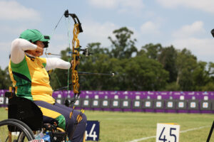 Jane Karla durante prova do tiro com arco