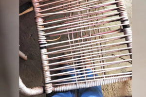 Imagem mostra uma cadeira de fios. Entre os fios é possível ver os pés da vítima, que sente medo após os abusos. A foto ilustra a notícia: Jovem estuprada por sargento sente medo, afirma Ministério Público