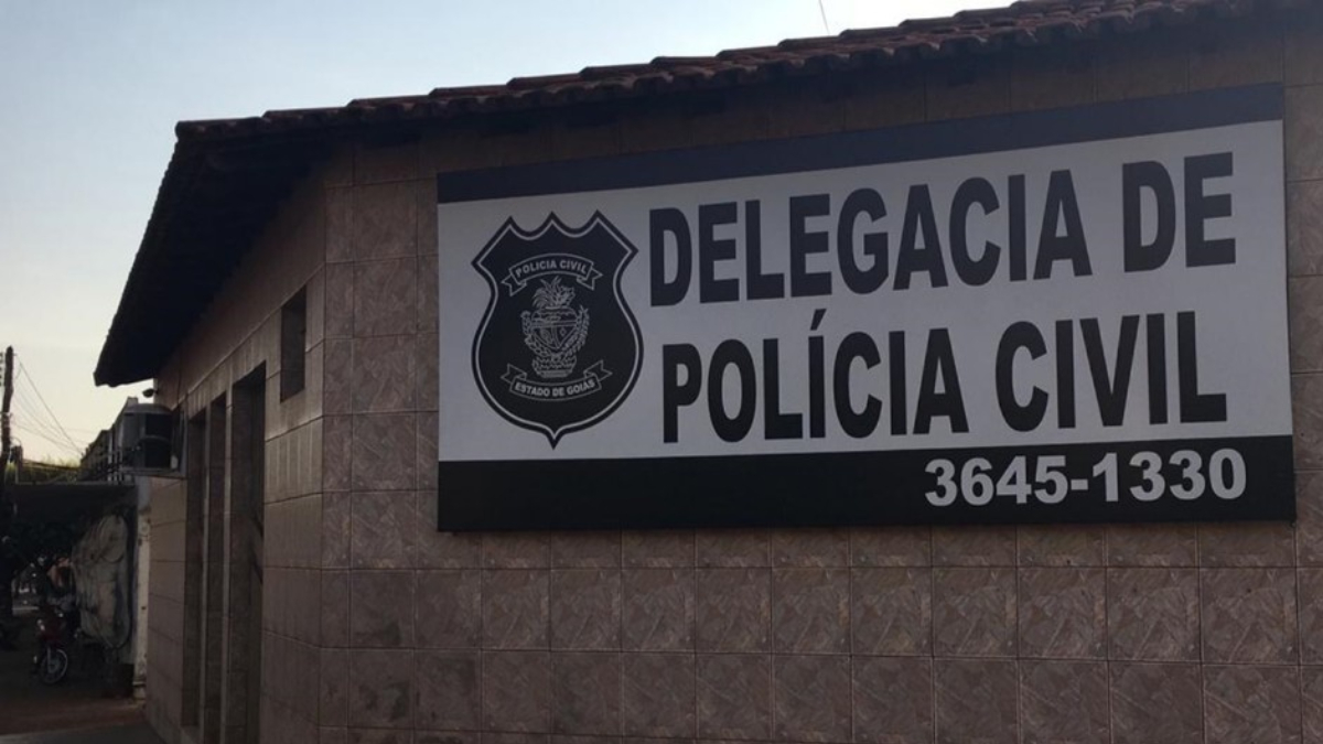 Imagem mostra a fachada da delegacia de Acreúna. Foto ilustra chamada: Polícia investiga caso de bebê de 9 meses que morreu afogado em Acreúna