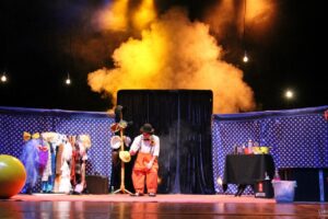 Peça Entre Risos no Palco Virtual