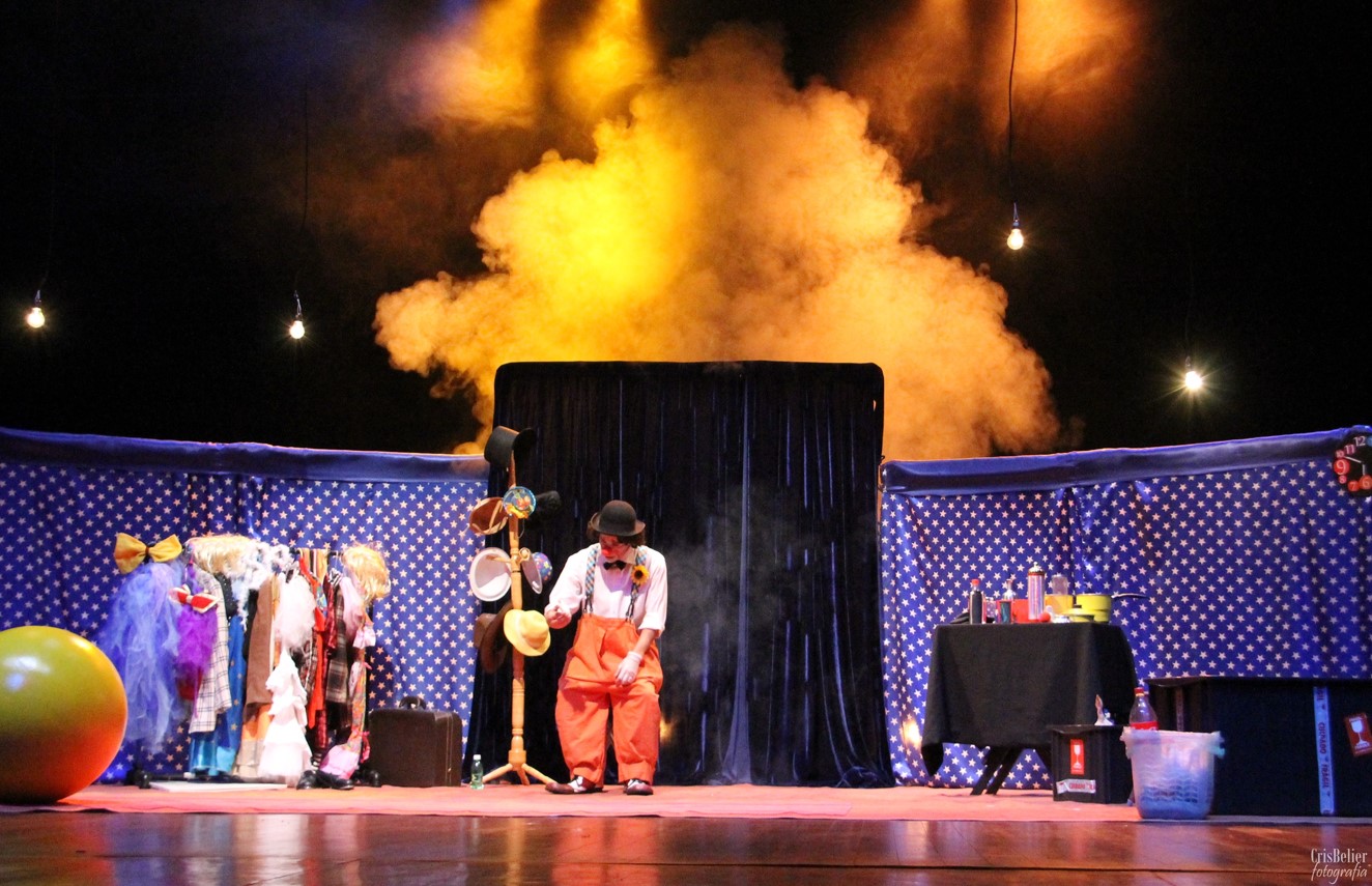 Peça Entre Risos no Palco Virtual