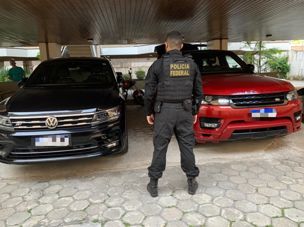 Veículos apreendidos em Operação contra desvios de recursos da saúde 