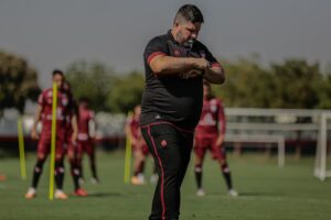 Barroca durante atividade no Atlético-GO