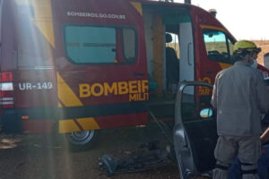 Motorista perde controle da direção e carro sai da pista na GO-230. Na imagem ele recebe atendimento