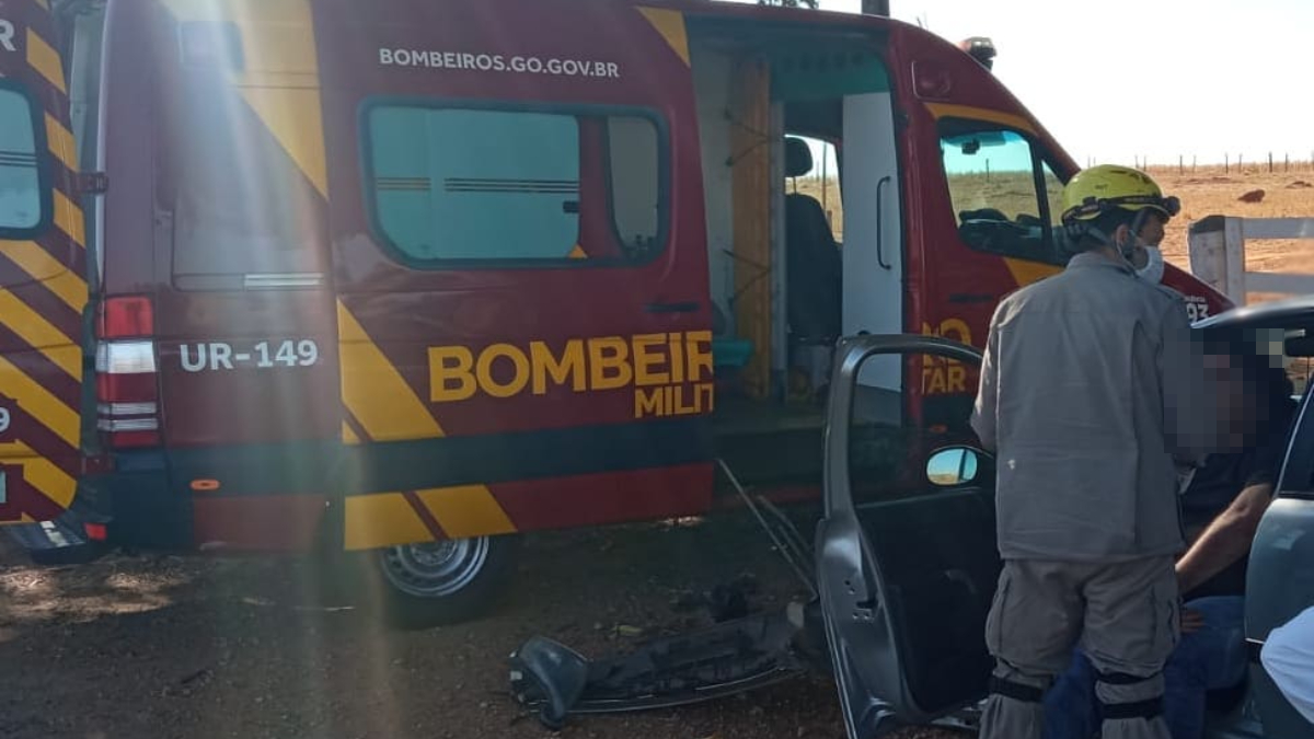 Motorista perde controle da direção e carro sai da pista na GO-230. Na imagem ele recebe atendimento