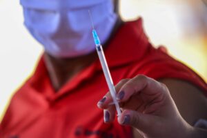 21 mil idosos com mais de 60 anos podem não ter tomado primeira dose em Goiás, diz painel oficial