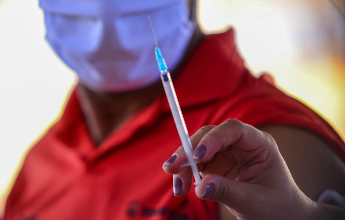 21 mil idosos com mais de 60 anos podem não ter tomado primeira dose em Goiás, diz painel oficial