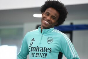 Willian durante treino com o Arsenal