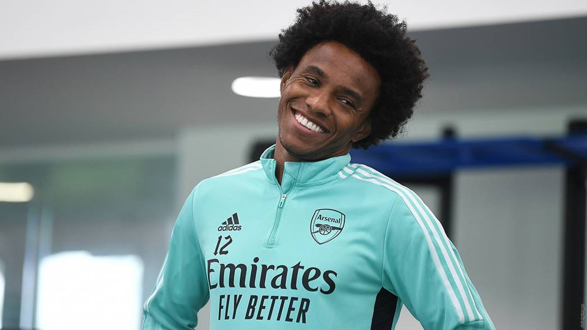 Willian durante treino com o Arsenal