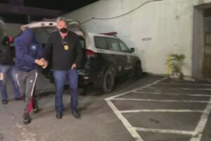 Adolescente suspeito de matar médico no Guarujá (SP) se apresenta à polícia (Foto: Addriana Cutino/G1)