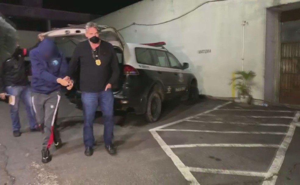 Adolescente suspeito de matar médico no Guarujá (SP) se apresenta à polícia (Foto: Addriana Cutino/G1)