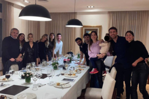 Alberto Fernández (à esq.), presidente da Argentina, participa de festa nos meses iniciais da pandemia, quando esse tipo de evento estava proibido no país - @gonziver no Twitter