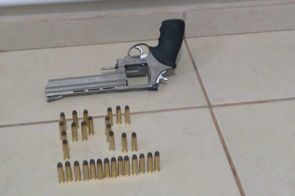 Corretor tenta atirar em clientes que compraram casa direto com proprietário, em Mineiros