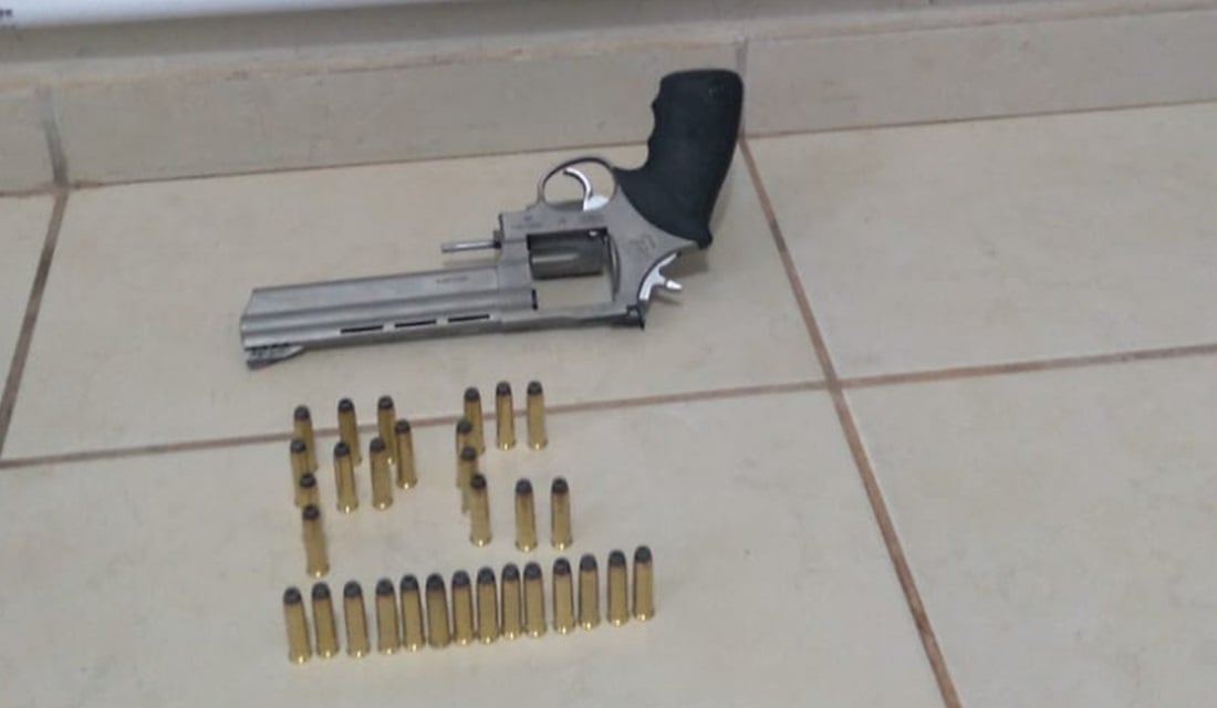 Corretor tenta atirar em clientes que compraram casa direto com proprietário, em Mineiros