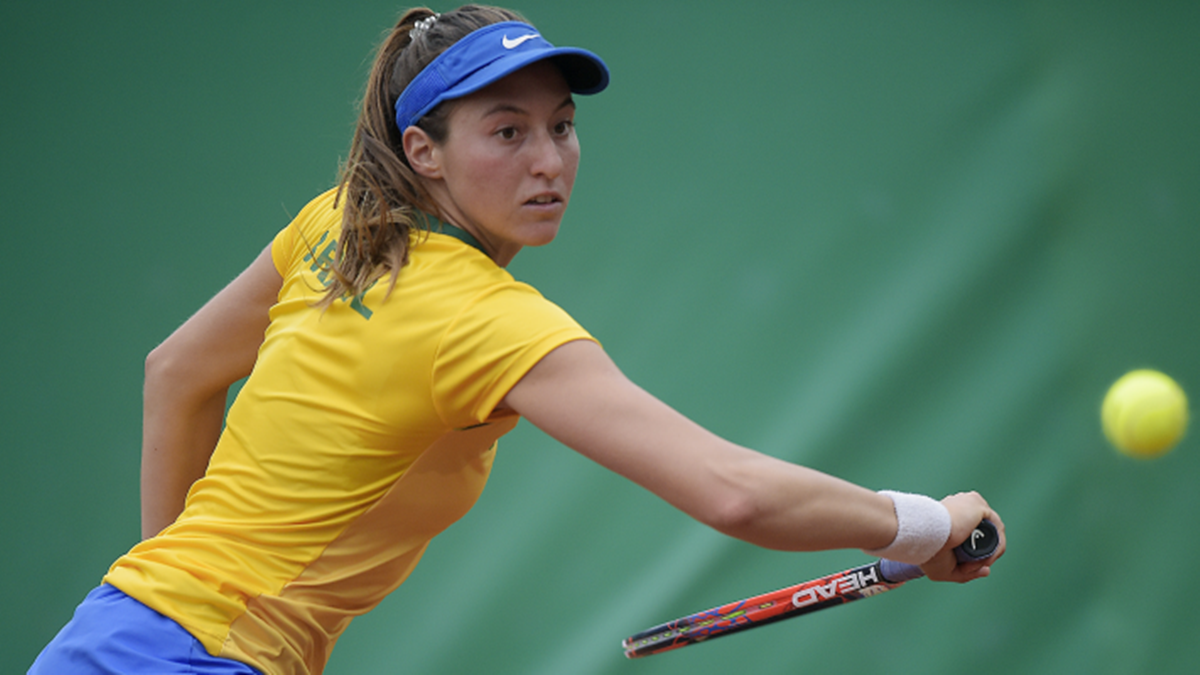 Luisa Stefani durante jogo de tênis