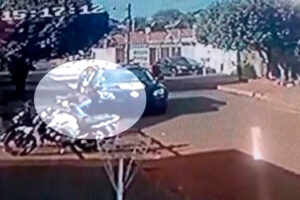 Imagens flagram momento em que jovem é atingido pela viatura (Foto: Arquivo pessoal/Odilon Ancelmo da Silveira Neto)