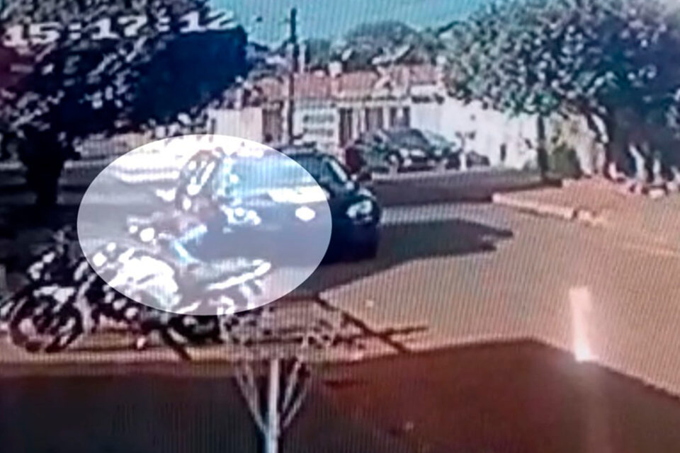 Imagens flagram momento em que jovem é atingido pela viatura (Foto: Arquivo pessoal/Odilon Ancelmo da Silveira Neto)