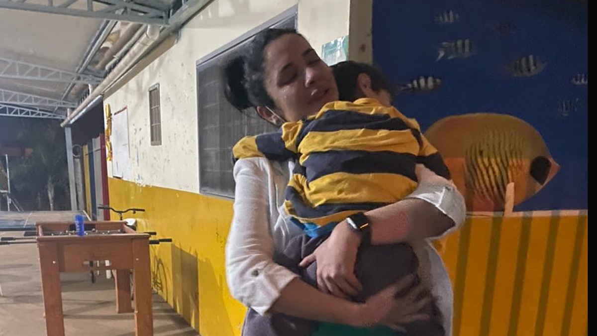 Criança desaparecida abraçadada com a mãe em Goiânia