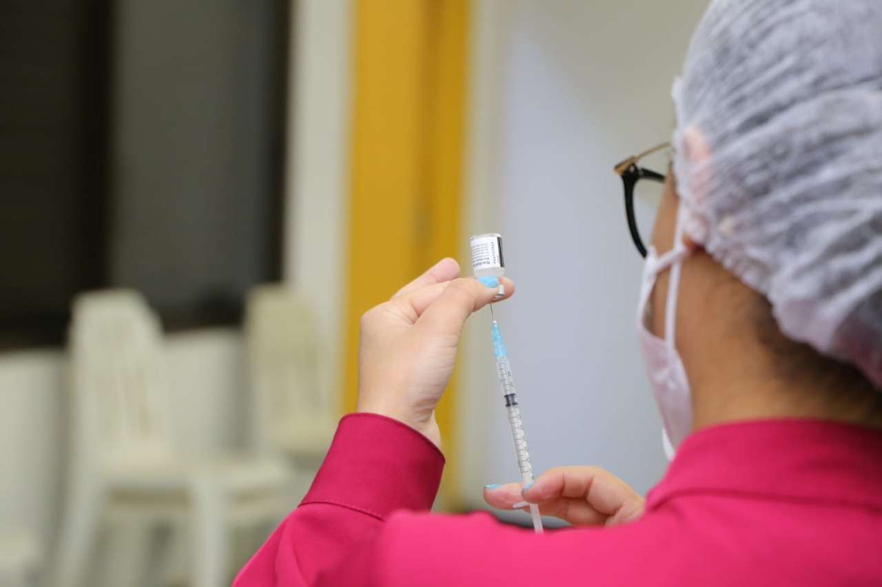 Educação tem 415 servidores que se recusaram a tomar vacina em Goiás, diz secretária