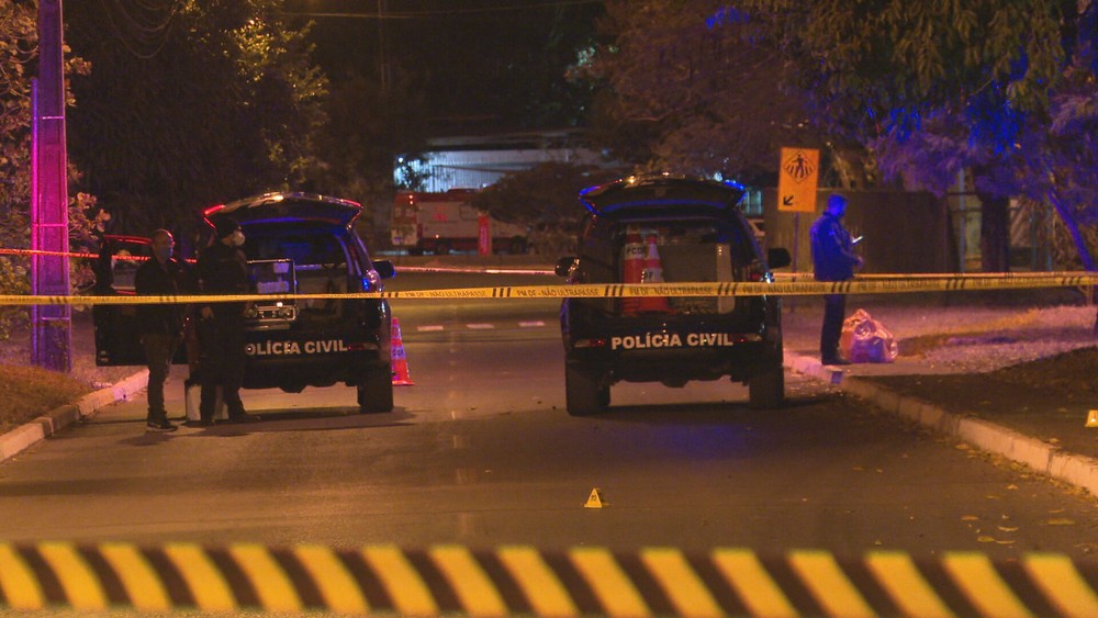 Travesti foi encontrada por um porteiro. Bombeiros disseram que vítima também tinha uma perfuração