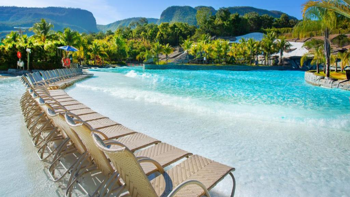 Cadeiras e piscina com área verde - Mais de 200 vagas de emprego. Esta é a oferta de um resort para cidades como Caldas Novas, Marzagão e Morrinhos. Veja as oportunidades