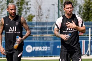Neymar e Messi durante treino no PSG