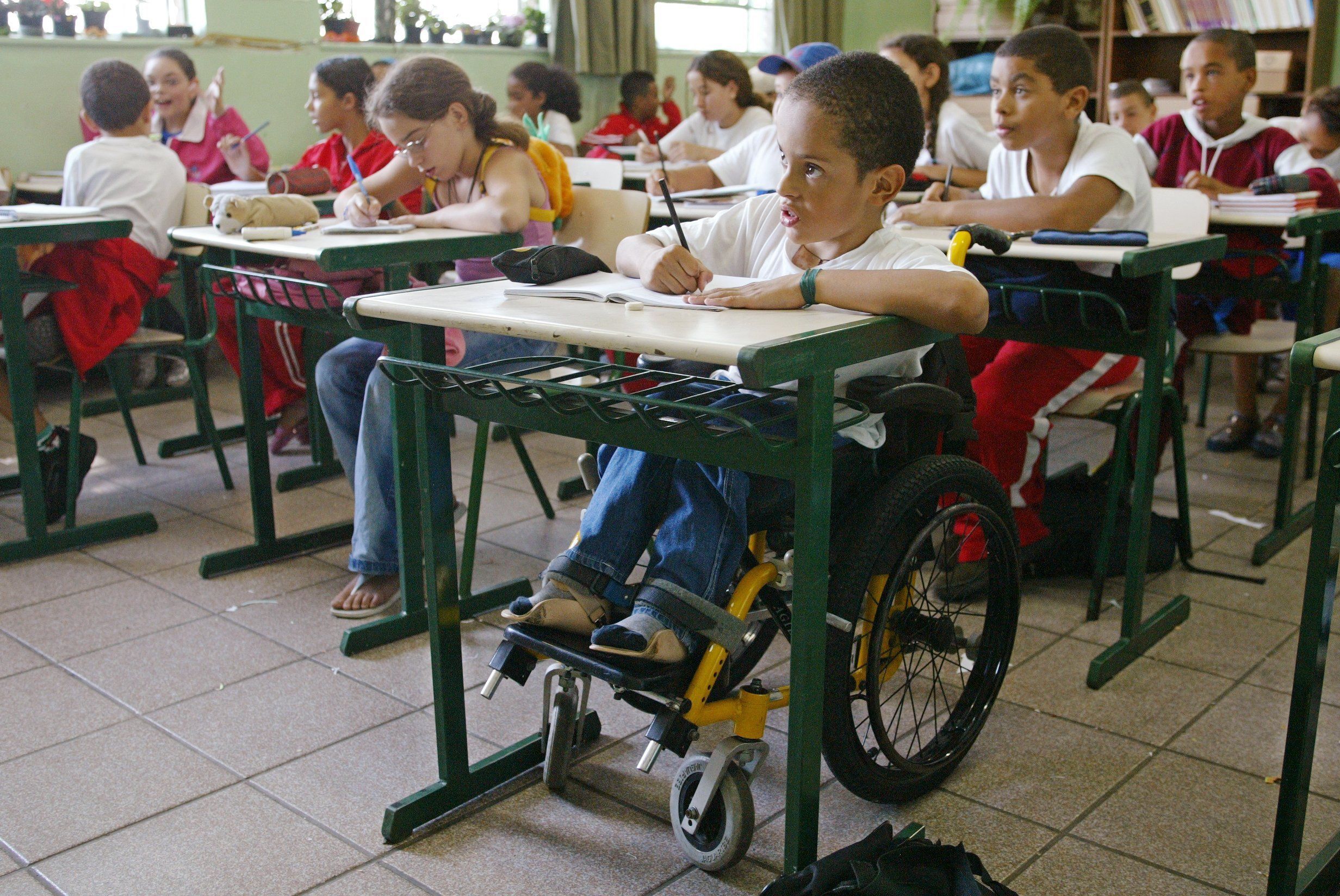 Criança com deficiência física estudando