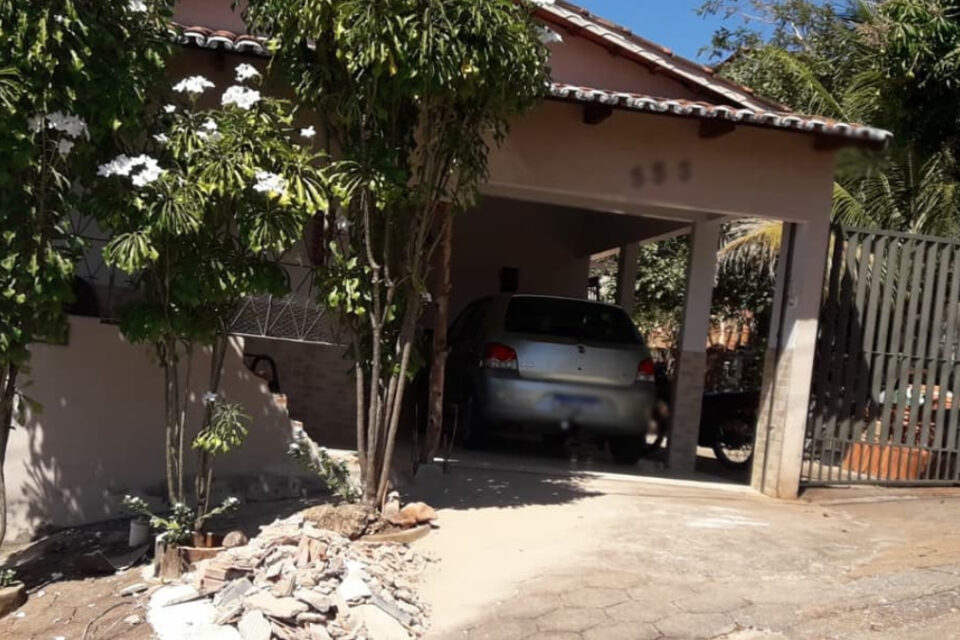 Motorista perde controle de carro, invade casa e prende morador em escombros em Ceres