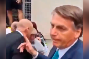 A apoiadores em SC, Bolsonaro xinga Barroso de 'filho da p...'