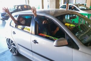 Em Goiânia, 1º dia de vacina para pessoas de 18 anos é marcada por buzinaço e emoção