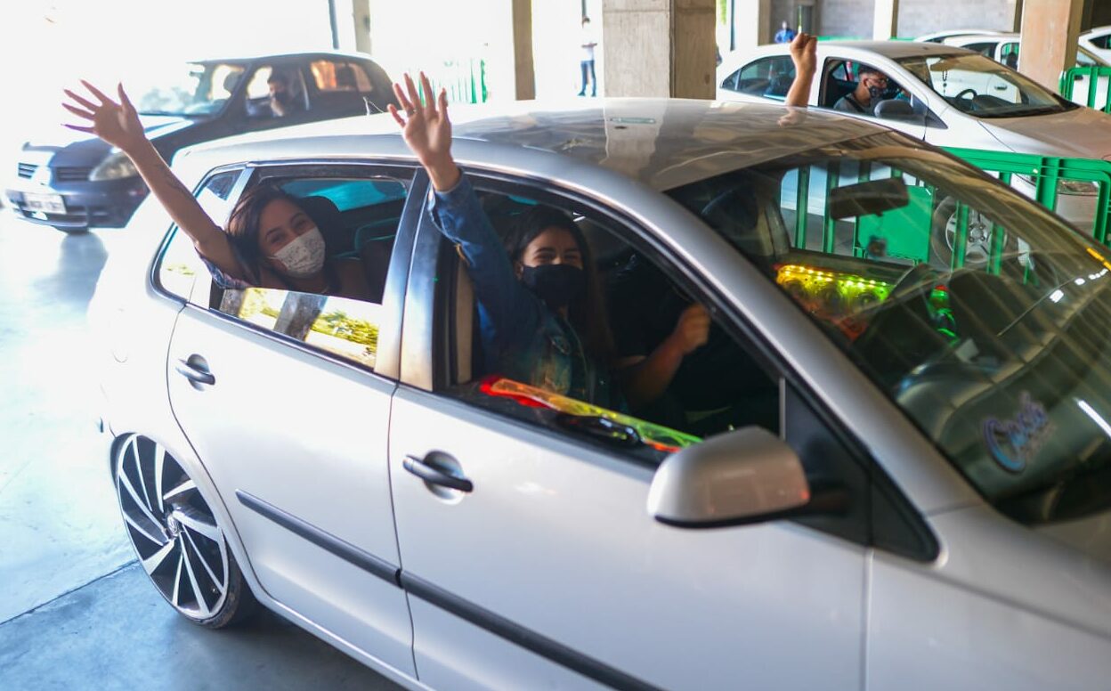 Em Goiânia, 1º dia de vacina para pessoas de 18 anos é marcada por buzinaço e emoção