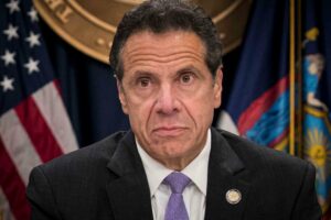 Ameaçado por um processo de impeachment, ele perdeu o apoio da cúpula do partido no Estado