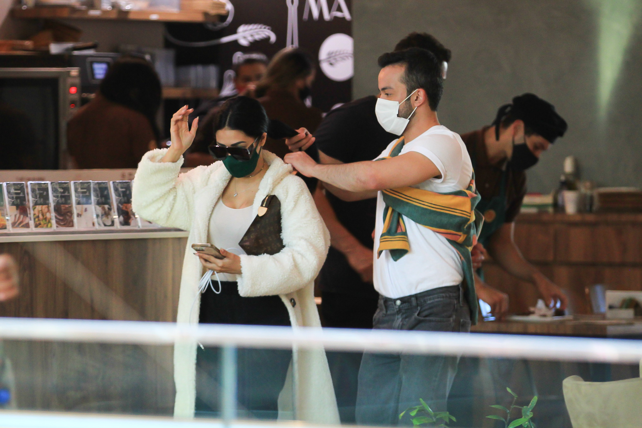 Simaria é vista fazendo compras em loja de grife no Rio; veja fotos