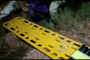 Bombeiro e maca para resgate de motorista que caiu de ponte em Alto Paraíso