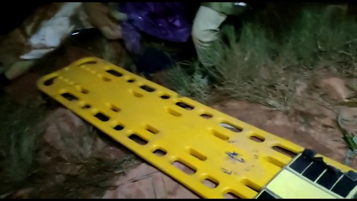 Bombeiros resgastam homem que caiu de ponte em Alto Paraíso (Foto: Reprodução - BMGO)