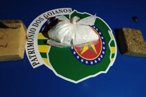Saco com cocaína e pedra de maconha apreendidas pela PM