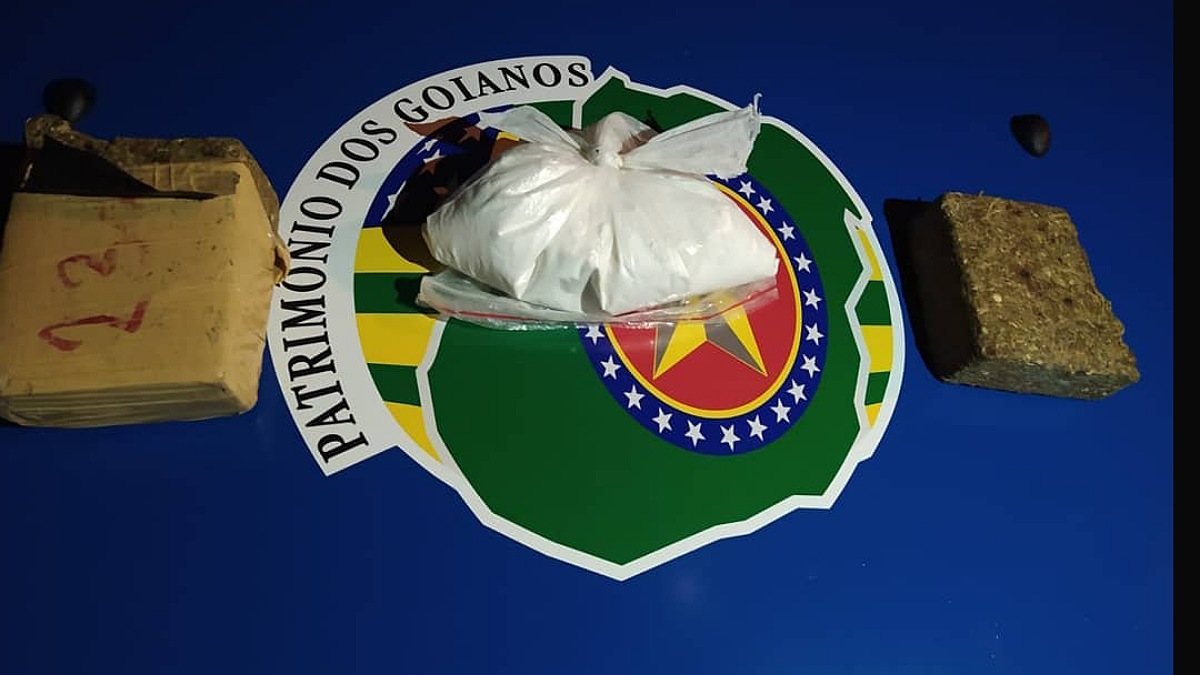Saco com cocaína e pedra de maconha apreendidas pela PM