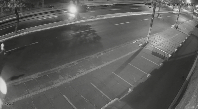 Vídeo mostra momento da colisão do carro com a moto (Foto: Divulgação)