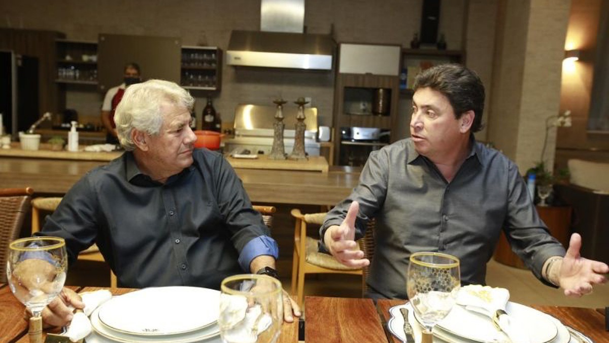 Luiz do Carmo e Wilder Morais conversam na mesa de jantar