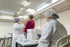 Veja locais de vacinação contra Covid para pessoas maiores de 18 anos em Goiânia. Há atendimento no drive-thru ou por agendamento.