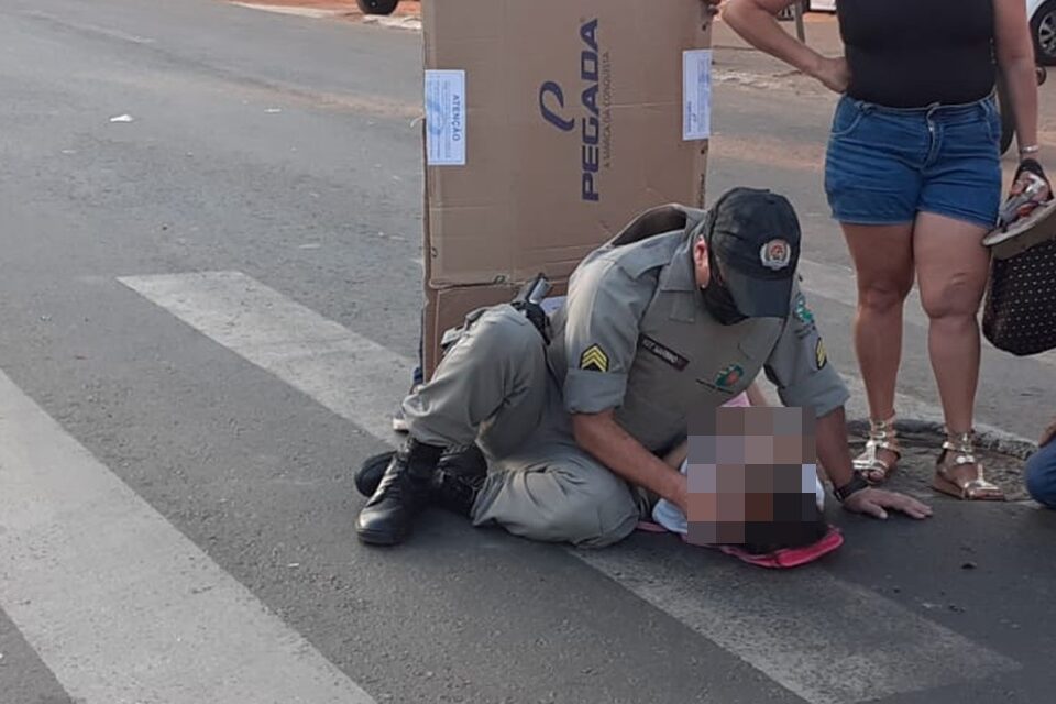 PM acalma criança atropelada junto com a mãe em Goiânia; veja