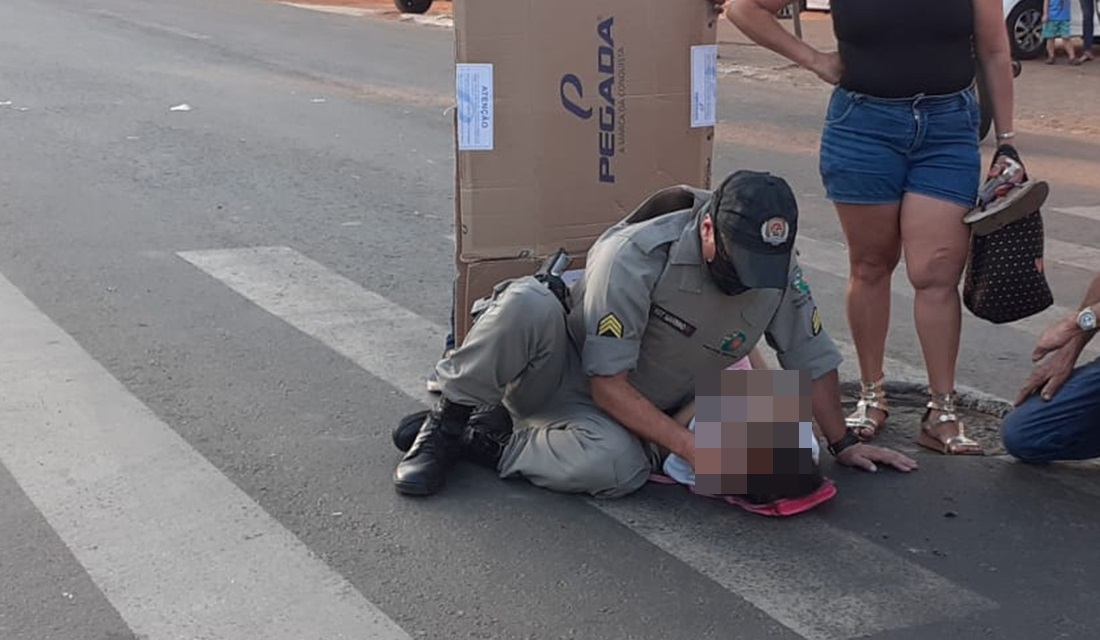 PM acalma criança atropelada junto com a mãe em Goiânia; veja