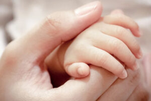 Recém-nascido é encontrado em lixeira de banheiro de avião - (Foto: Pixabay)