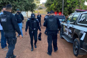 Sete agentes civis caminham pela manhã para cumprir os mandados de prisão temporária. Foto ilustrativa: Sete são presos e outros quatro estão foragidos após operação contra drogas em Poragantu