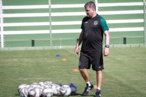 Marcelo Cabo durante treino com o Goiás