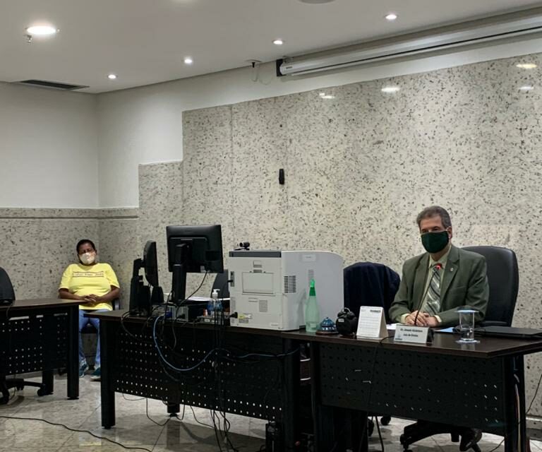 A mulher que matou a companheira a facada passa por júri popular, nesta segunda-feira (16), em Goiânia. (Foto: divulgação)