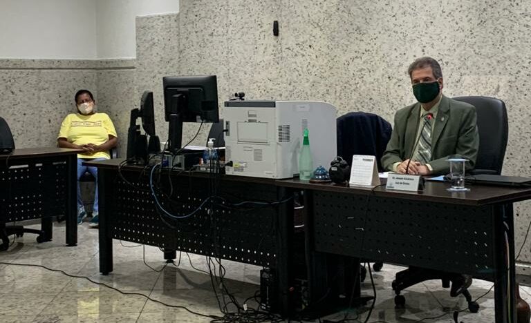 A mulher que matou a companheira a facada passa por júri popular, nesta segunda-feira (16), em Goiânia. (Foto: divulgação)