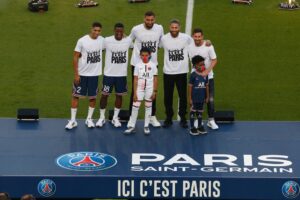 Messi e outros jogadores do PSG são apresentados à torcida